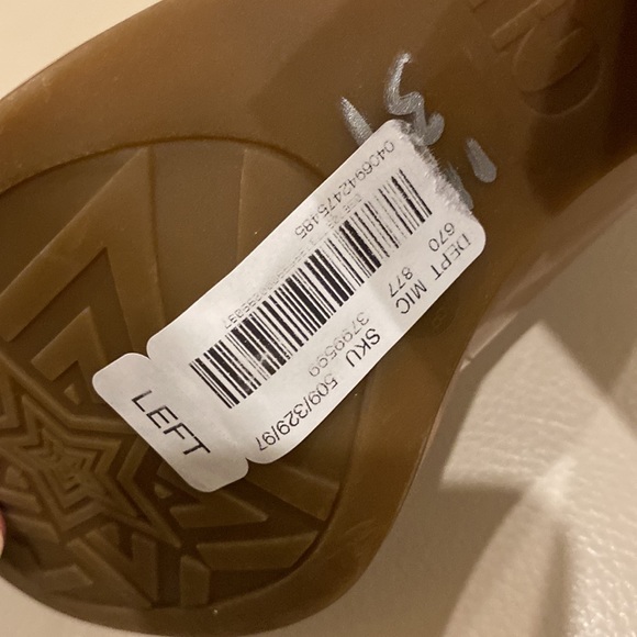 GB high heeled NEW, taupe, sz 8.5 patent shoes with 4 straps and zipper in back - Picture 14 of 14